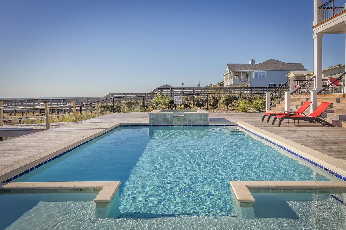 Piscine intérieure extérieure maison : guide complet 2026 pour bien choisir