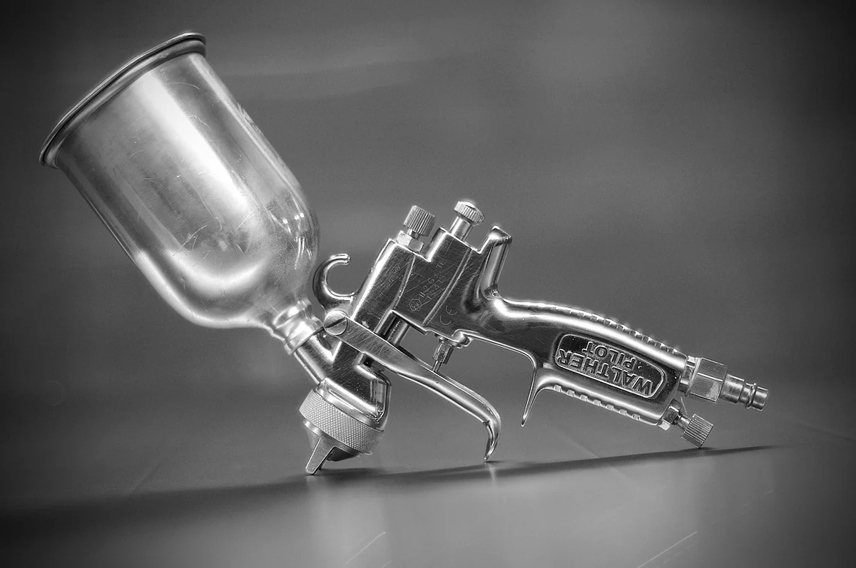 Les astuces incontournables pour peindre un plafond au pistolet en 2026