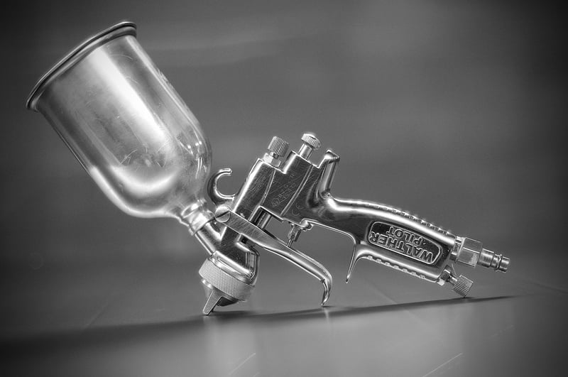 Les astuces incontournables pour peindre un plafond au pistolet en 2026