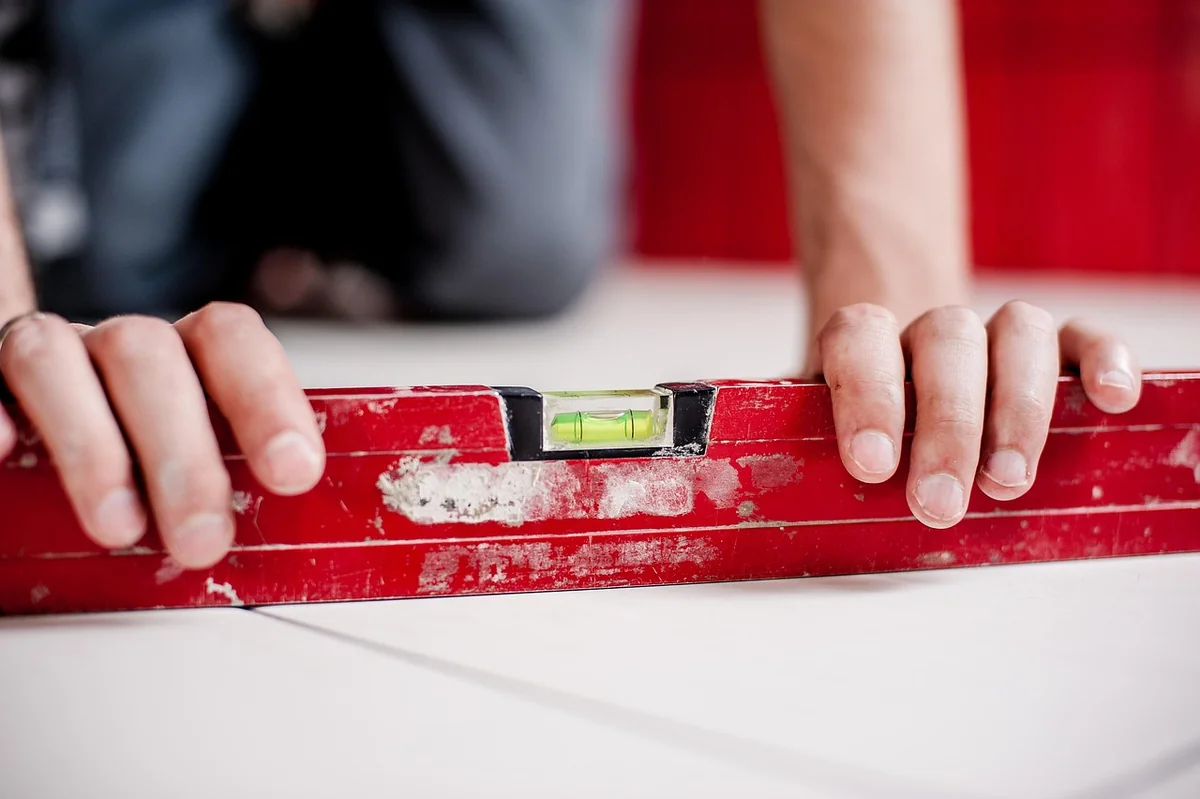 Réparer un éclat de carrelage : les méthodes qui marchent