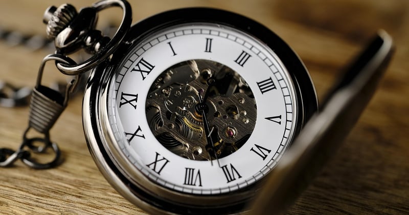 Horloge murale année 50 : le charme rétro qui transforme votre déco